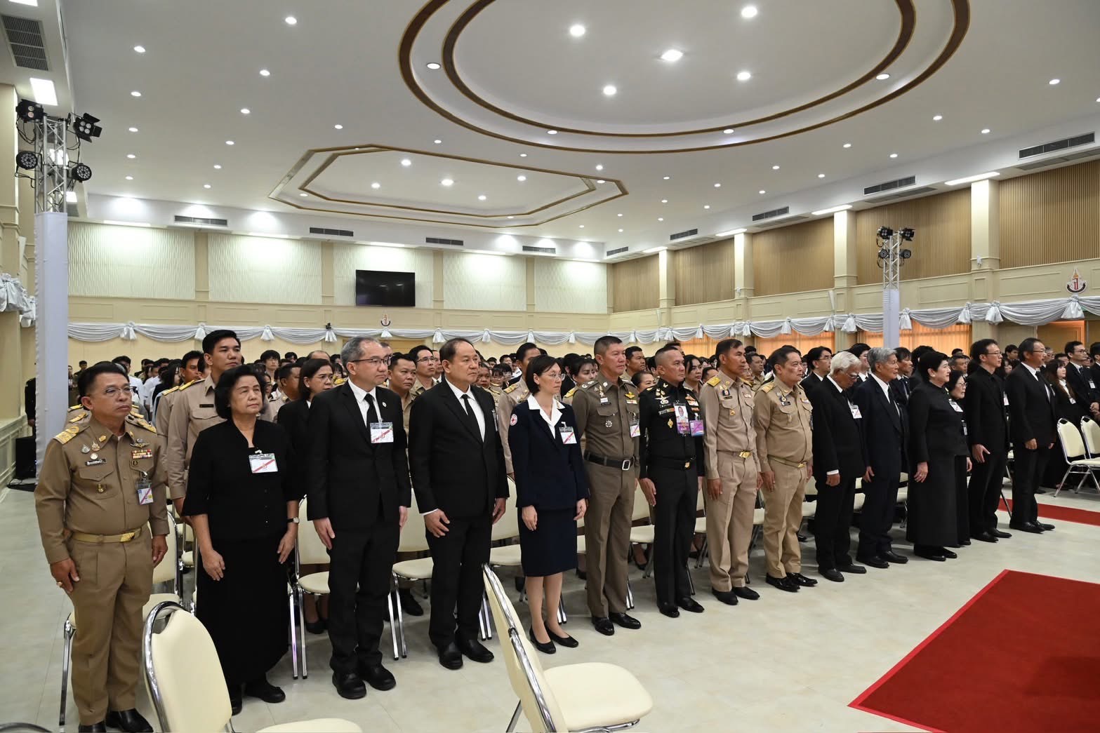 ภาพ คณะผู้บริหาร เฝ้ารับเสด็จ สมเด็จพระกนิษฐาธิราชเจ้า กรมสมเด็จพระเทพรัตนราชสุดาฯ ในอาคารหอประชุมเฉลิมพระเกียรติ โรงเรียนวิทยาศาสตร์จุฬาภรณราชวิทยาลัย ปทุมธานี