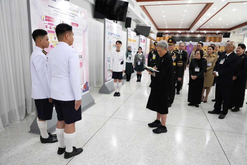 ภาพ ทรงทอดพระเนตรการนำเสนอโครงงานวิทยาศาสตร์ของนักเรียนไทยและญี่ปุ่น ในงาน TJ-SSF 2025