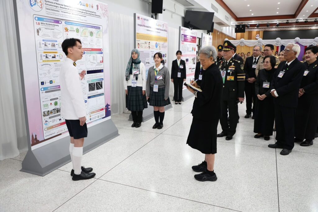 ภาพ ทรงทอดพระเนตรการนำเสนอโครงงานวิทยาศาสตร์ของนักเรียนไทยและญี่ปุ่น ในงาน TJ-SSF 2025