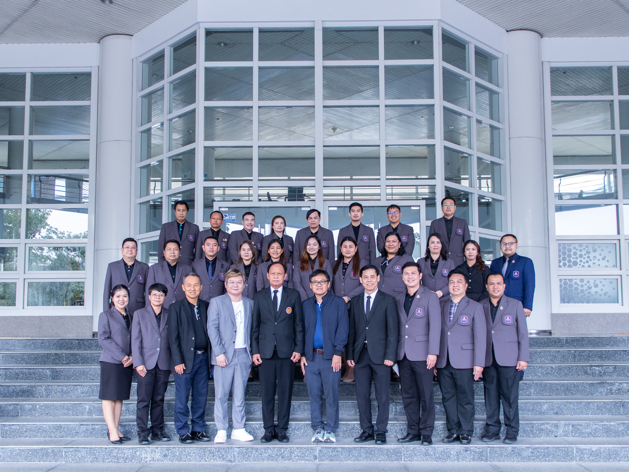 ภาพ: คณะผู้เข้ารับการฝึกอบรมหลักสูตร นกส. รุ่นที่ 2 ถ่ายภาพหมู่ร่วมกับผู้บริหาร สวทช.