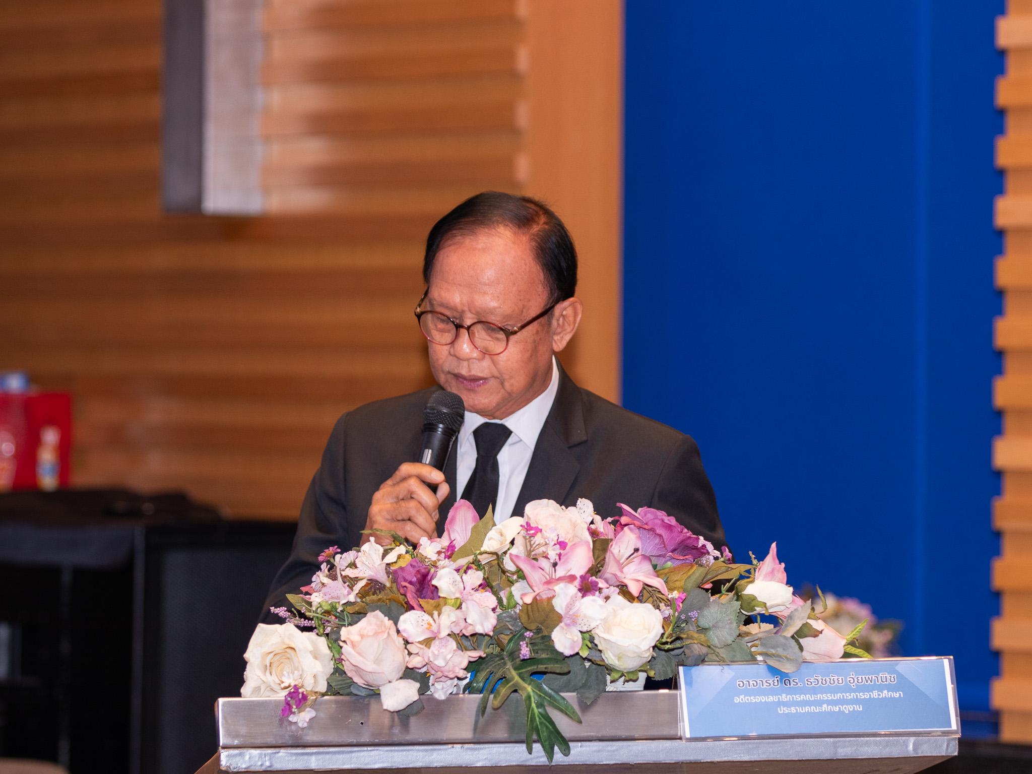 ภาพ: ดร.ธวัชชัย อุ่ยพานิช ประธานคณะศึกษาดูงานหลักสูตร นกส. รุ่นที่ 2 กล่าวถึงวัตถุประสงค์ในการเยี่ยมชม สวทช.