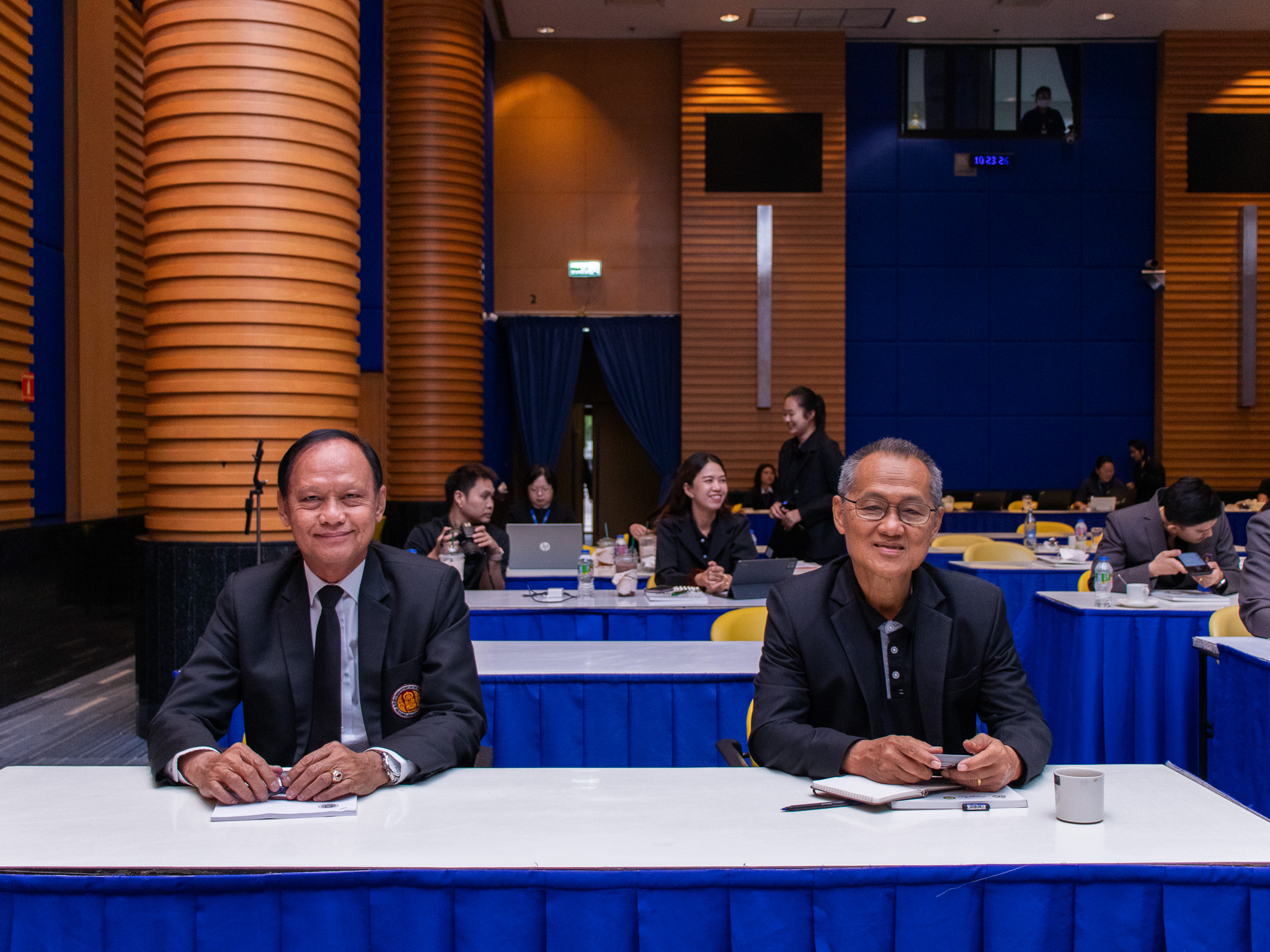 ภาพ: กลุ่มผู้เข้ารับการฝึกอบรม นกส. รุ่นที่ 2 นั่งฟังบรรยายในห้องประชุม