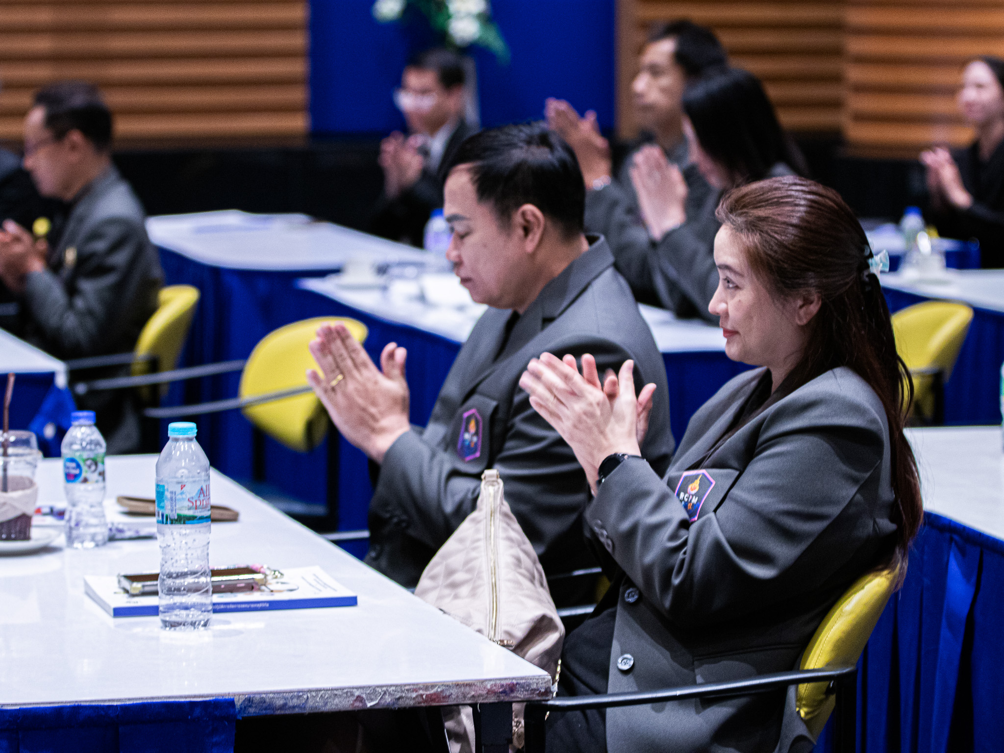 ภาพ: ผู้เข้ารับการฝึกอบรมปรบมือเพื่อแสดงความขอบคุณแก่วิทยากรในระหว่างกิจกรรม