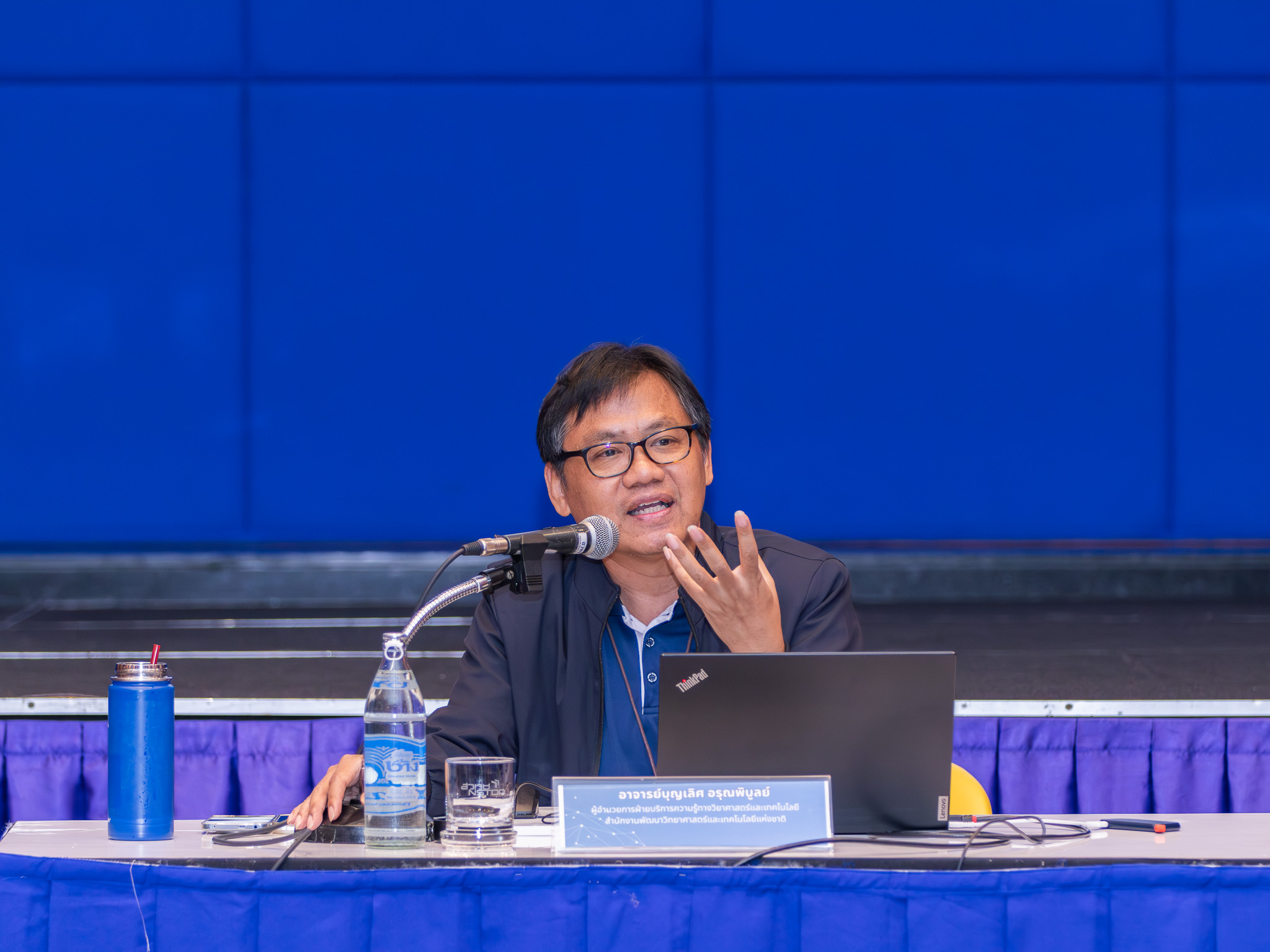 ภาพ: อาจารย์บุญเลิศ อรุณพิบูลย์ ผู้อำนวยการฝ่ายบริการความรู้ทางวิทยาศาสตร์และเทคโนโลยี (STKS) บรรยายเรื่องแหล่งข้อมูลดิจิทัล