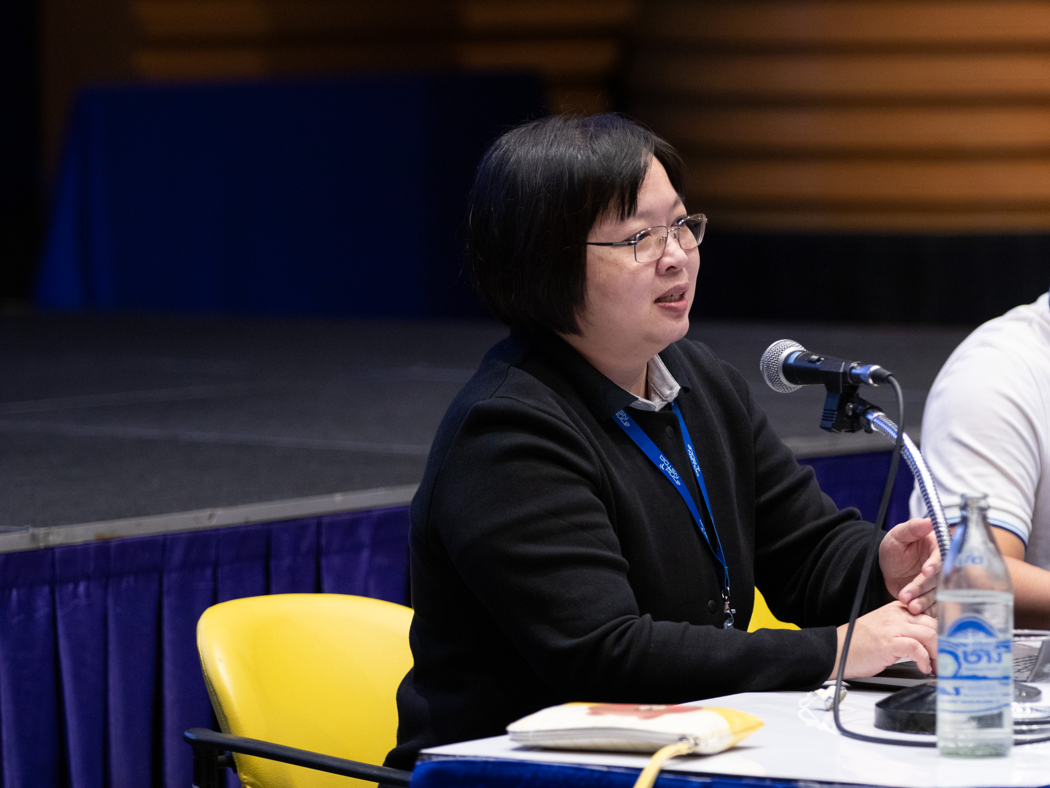 ภาพ: วิทยากรบรรยายและแลกเปลี่ยนความคิดเห็นในห้องประชุม