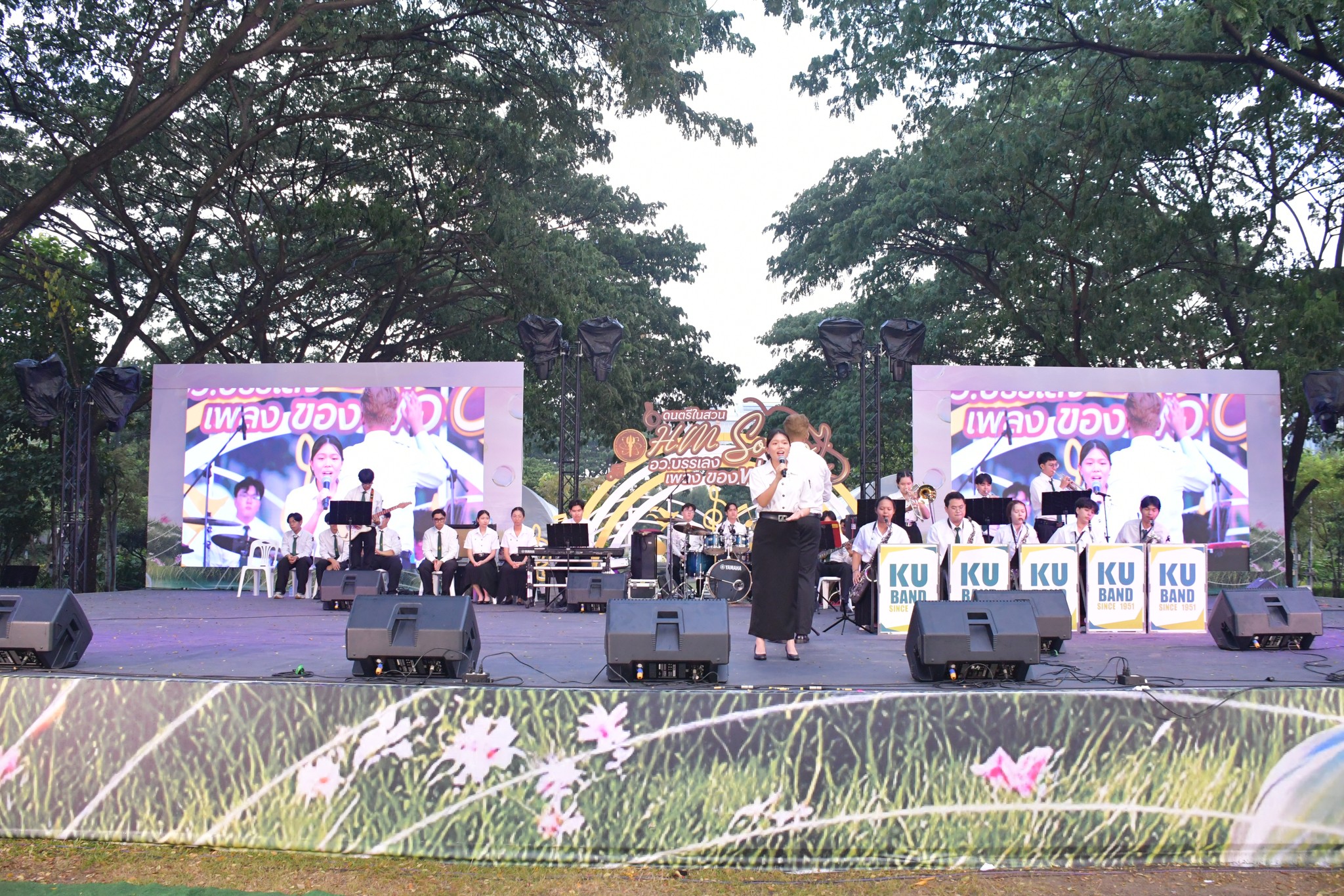 ภาพการแสดงเพลงพระราชนิพนธ์