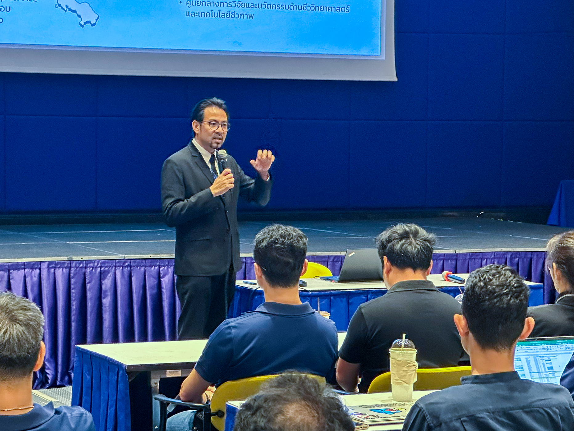 ภาพดร.วรวรงค์ รักเรืองเดช รองผู้อำนวยการ สวทช. กล่าวต้อนรับและบรรยายภาพรวมการดำเนินงานของ สวทช. ในหัวข้อ “สร้างชาติด้วยวิทยาศาสตร์และเทคโนโลยี