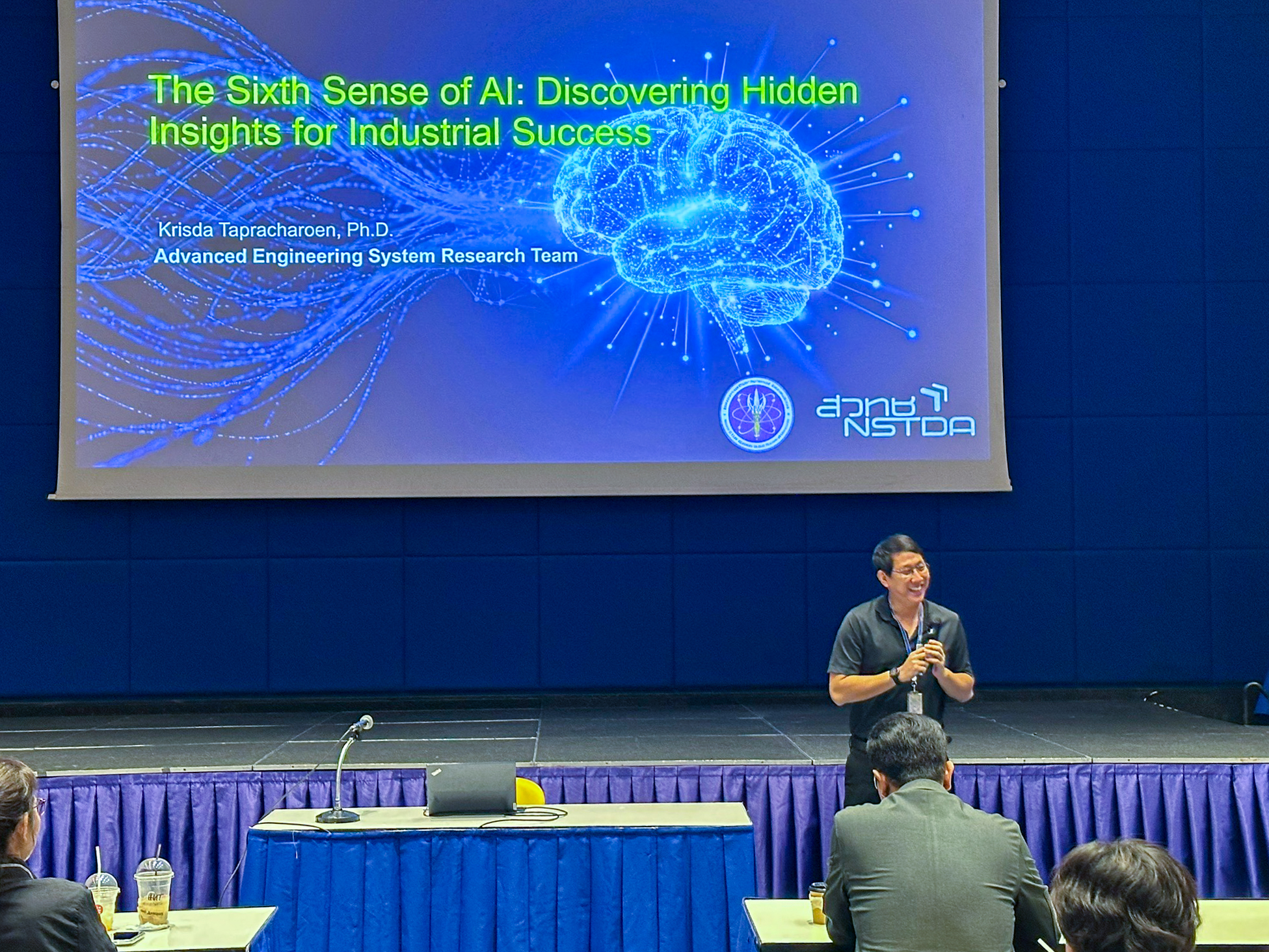 ภาพการบรรยายเจาะลึกในหัวข้อ “The Sixth Sense of AI: Discovering Hidden Insights for Industrial Success” โดย ดร.กฤษฎา ท่าพระเจริญ นักวิจัยทีมวิจัยระบบวิศวกรรมขั้นสูง ศูนย์เทคโนโลยีโลหะและวัสดุแห่งชาติ (MTEC)