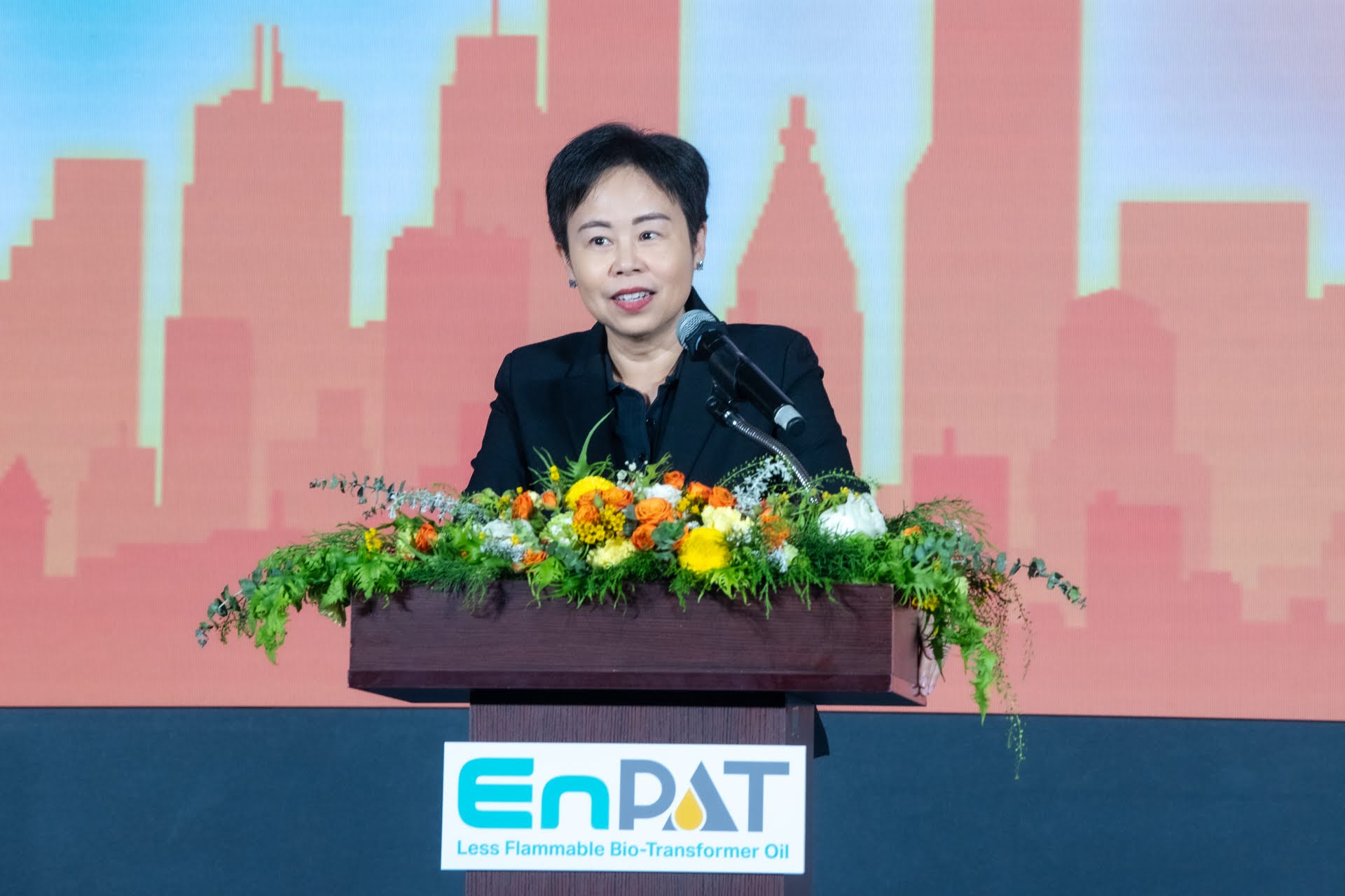 ภาพ: รศ. ดร.ทวิดา กมลเวชช รองผู้ว่าราชการกรุงเทพมหานคร กล่าวแสดงความยินดีและความร่วมมือในการนำนวัตกรรม EnPAT ไปใช้งานจริง เพื่อความปลอดภัยในพื้นที่ กทม.