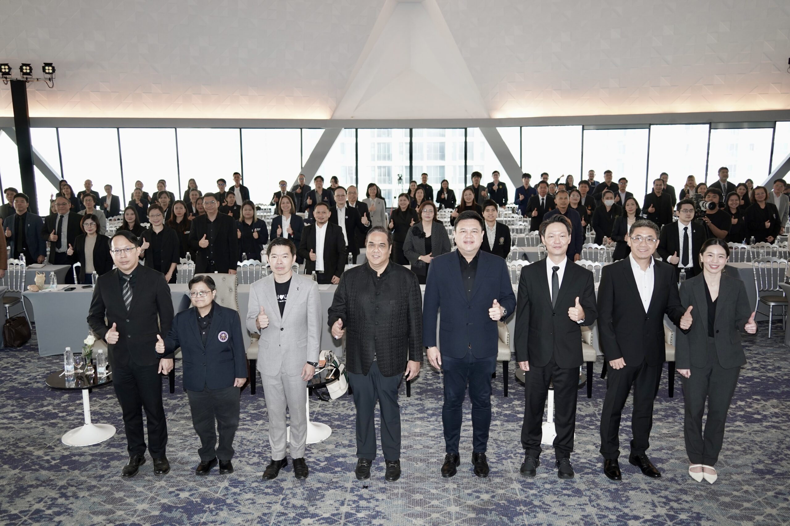 ภาพถ่ายรูปหมู่ผู้ร่วมงาน