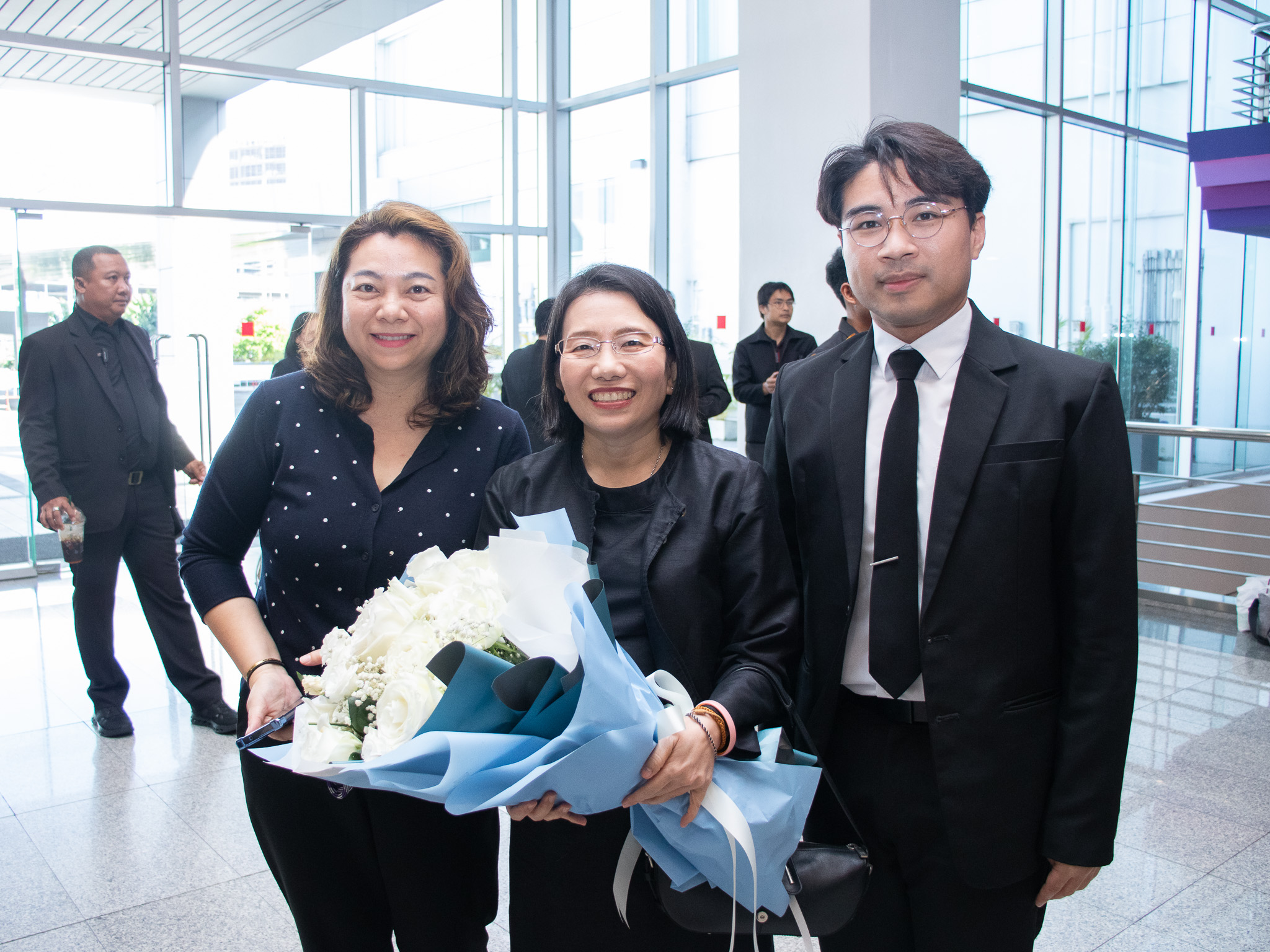 ภาพถ่ายรูปแสดงความยินดีแก่ผู้ได้รับรางวัล ฯ