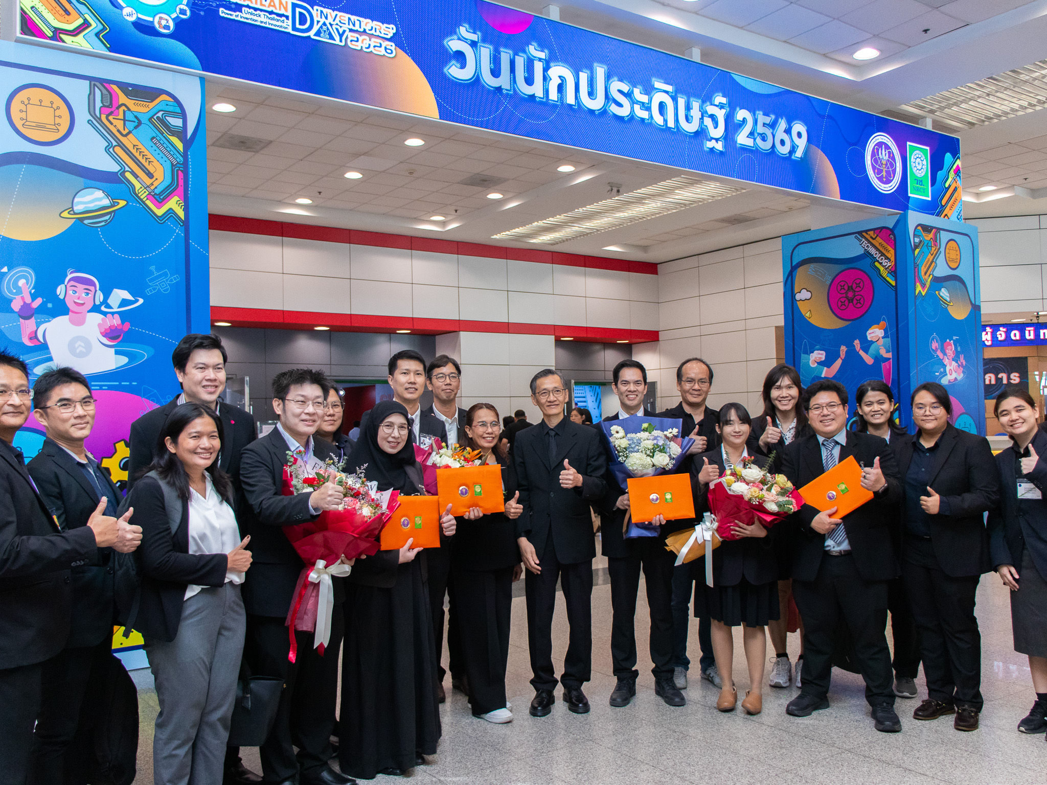 ภาพถ่ายรูปแสดงความยินดีแก่ผู้ได้รับรางวัล ฯ