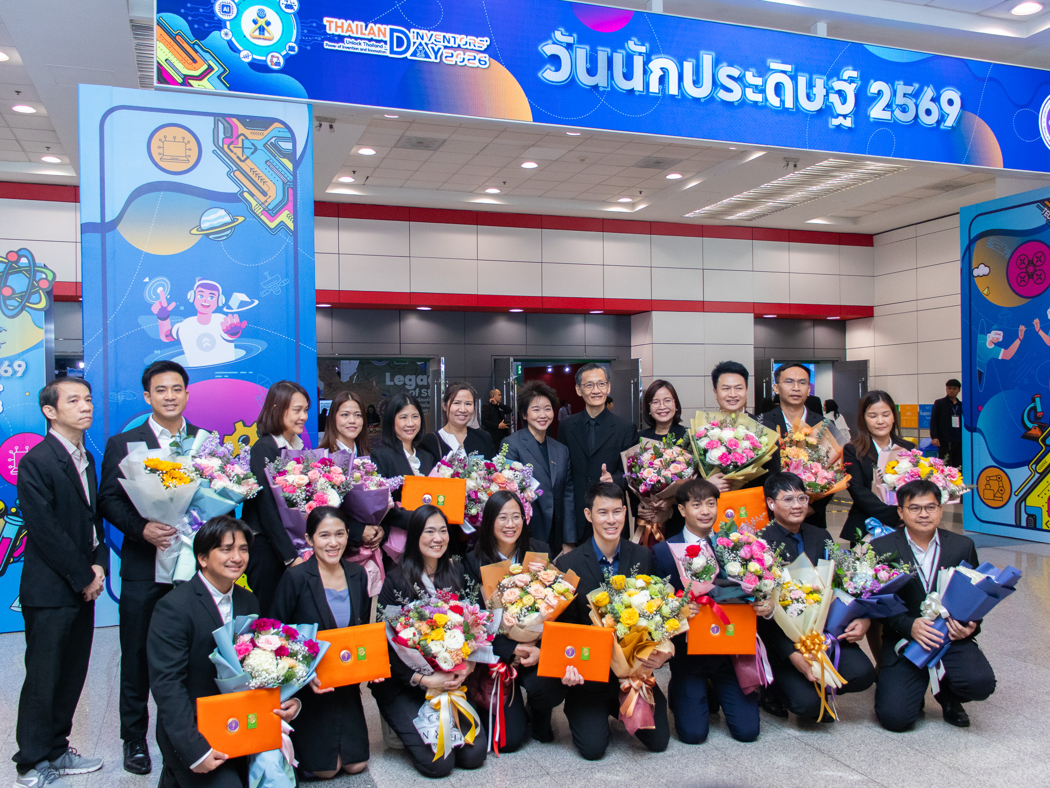 ภาพถ่ายรูปแสดงความยินดีแก่ผู้ได้รับรางวัล ฯ