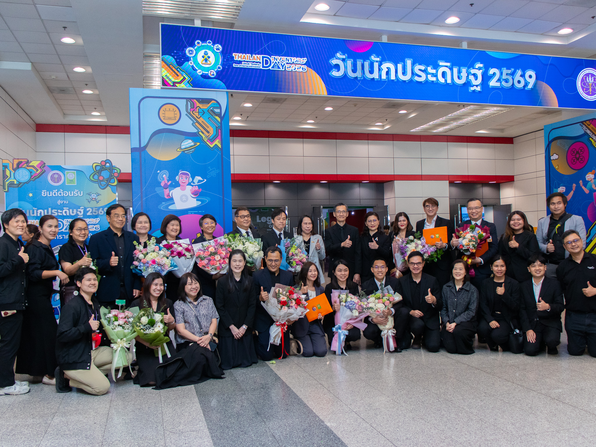 ภาพถ่ายรูปแสดงความยินดีแก่ผู้ได้รับรางวัล ฯ