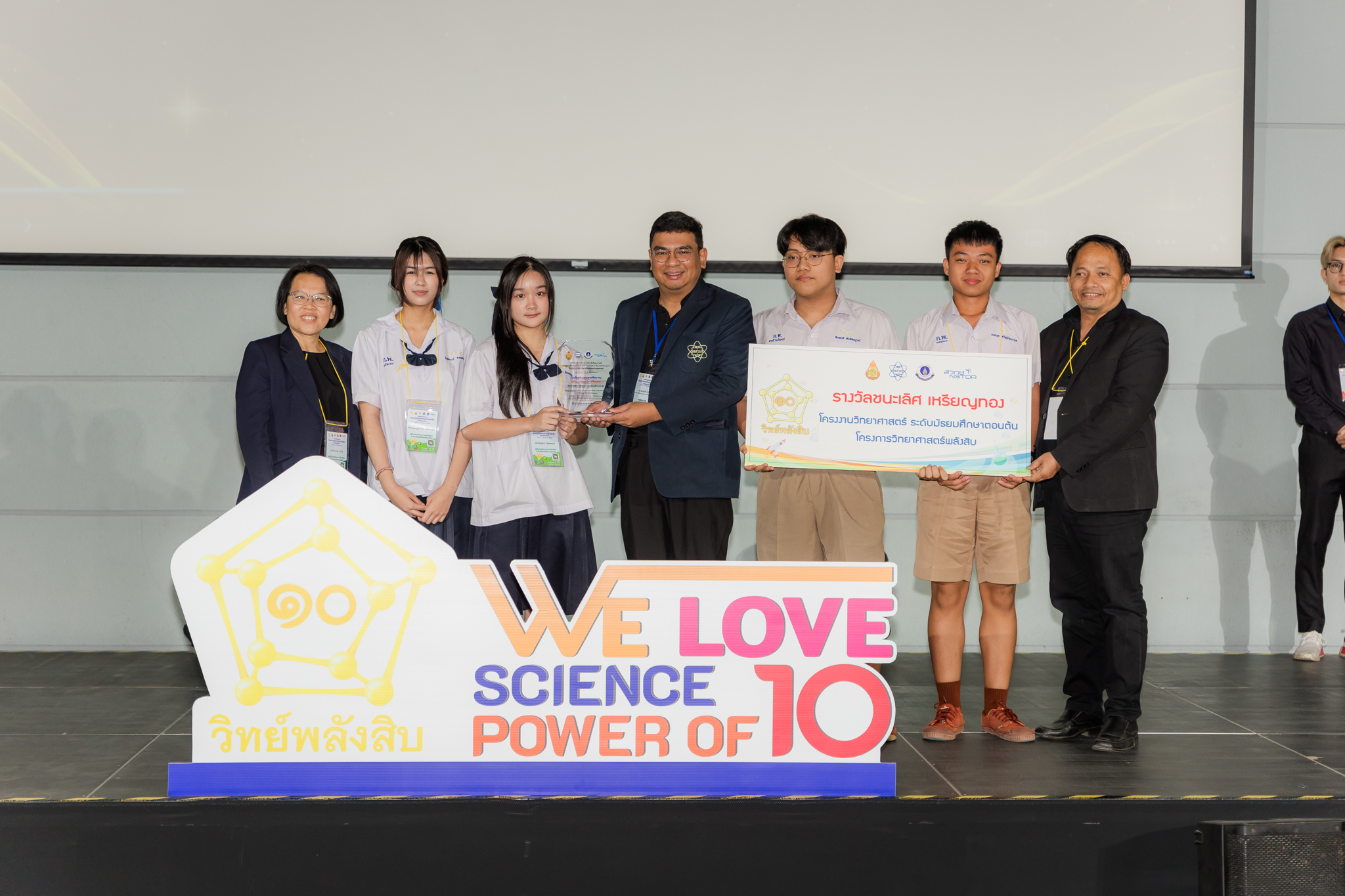 ภาพพัฒนาชุมชน-มัธยมต้น-ชนะเลิศ-ทอง-กำแพงเพชรพิทยาคม