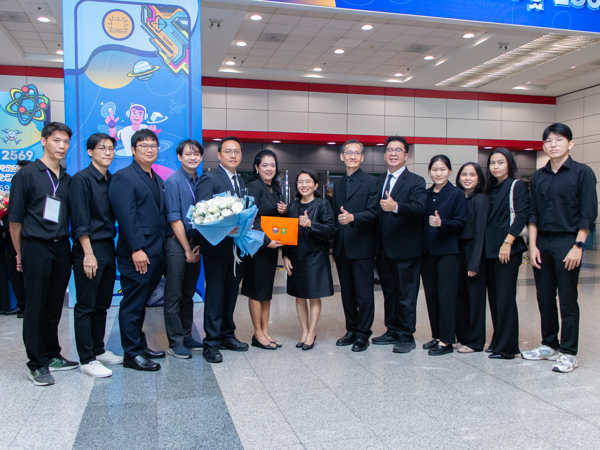 ภาพถ่ายรูปแสดงความยินดีแก่ผู้ได้รับรางวัล ฯ