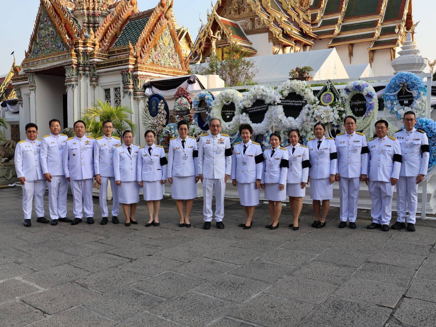 ภาพ คณะผู้บริหารและบุคลากรสำนักงานพัฒนาวิทยาศาสตร์และเทคโนโลยีแห่งชาติ (สวทช.) แต่งกายชุดปกติขาว ยืนแถวเป็นหมู่คณะภายในพระบรมมหาราชวัง ในโอกาสเข้าเฝ้าฯ พระพิธีธรรมสวดพระอภิธรรมพระบรมศพ สมเด็จพระนางเจ้าสิริกิติ์ พระบรมราชินีนาถ พระบรมราชชนนีพันปีหลวง