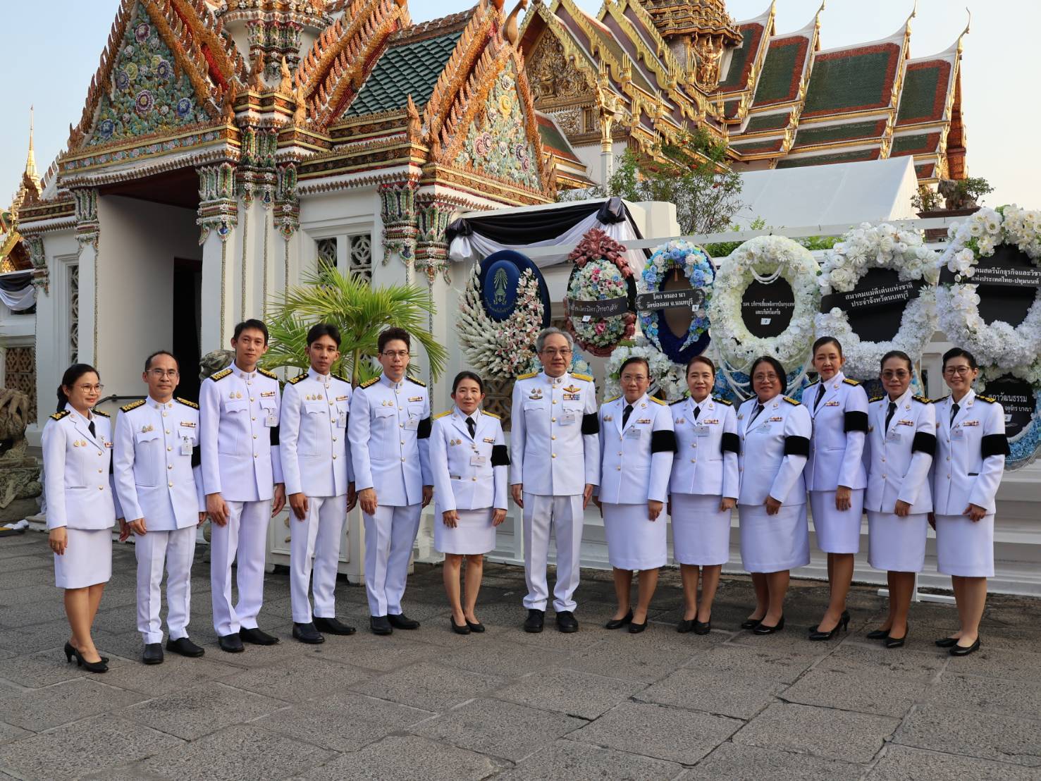 ภาพ คณะผู้บริหารและบุคลากรสำนักงานพัฒนาวิทยาศาสตร์และเทคโนโลยีแห่งชาติ (สวทช.) แต่งกายชุดปกติขาว ยืนแถวเป็นหมู่คณะภายในพระบรมมหาราชวัง ในโอกาสเข้าเฝ้าฯ พระพิธีธรรมสวดพระอภิธรรมพระบรมศพ สมเด็จพระนางเจ้าสิริกิติ์ พระบรมราชินีนาถ พระบรมราชชนนีพันปีหลวง