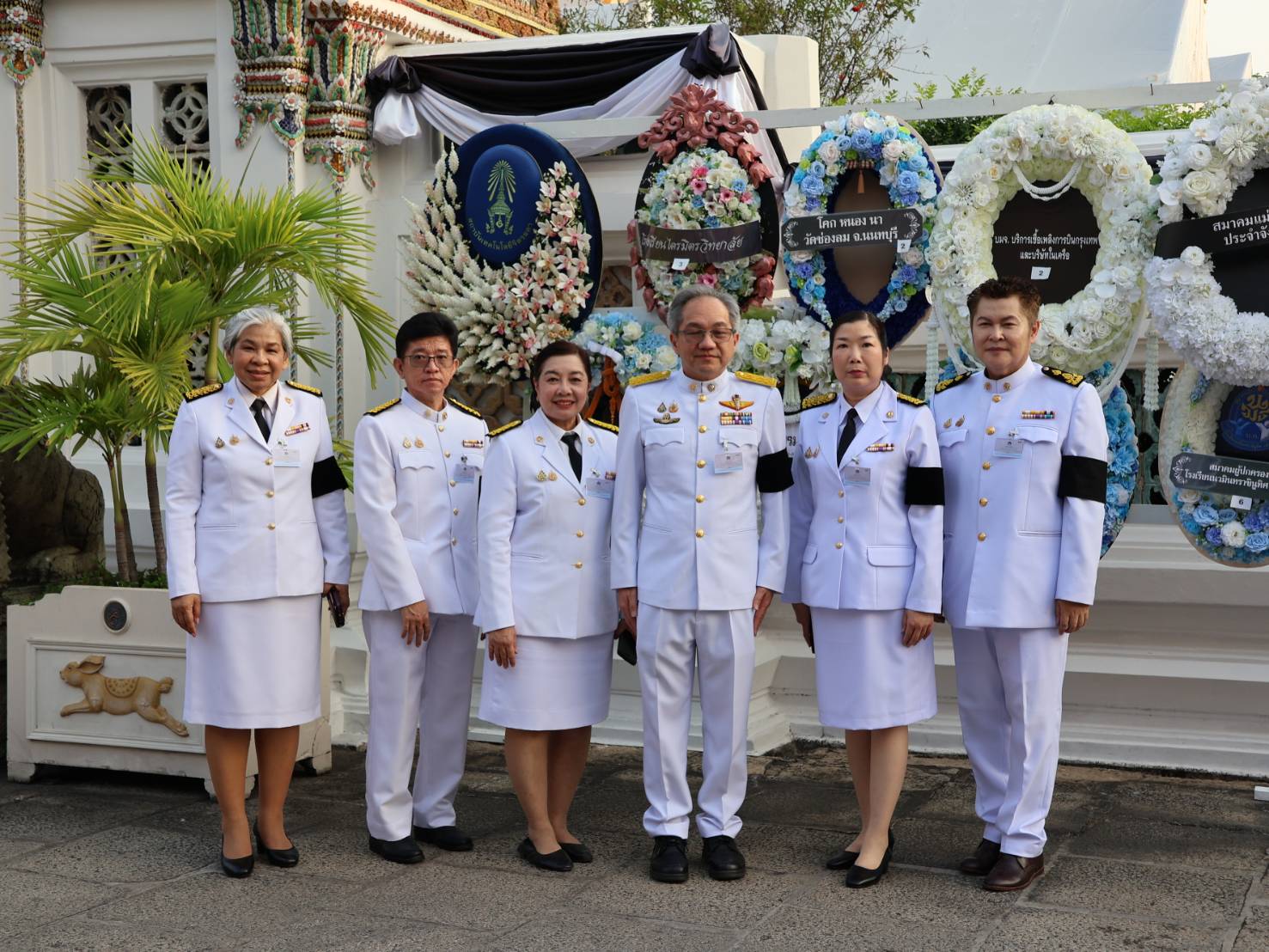 ภาพ คณะผู้บริหารและบุคลากรสำนักงานพัฒนาวิทยาศาสตร์และเทคโนโลยีแห่งชาติ (สวทช.) แต่งกายชุดปกติขาว ยืนแถวเป็นหมู่คณะภายในพระบรมมหาราชวัง ในโอกาสเข้าเฝ้าฯ พระพิธีธรรมสวดพระอภิธรรมพระบรมศพ สมเด็จพระนางเจ้าสิริกิติ์ พระบรมราชินีนาถ พระบรมราชชนนีพันปีหลวง