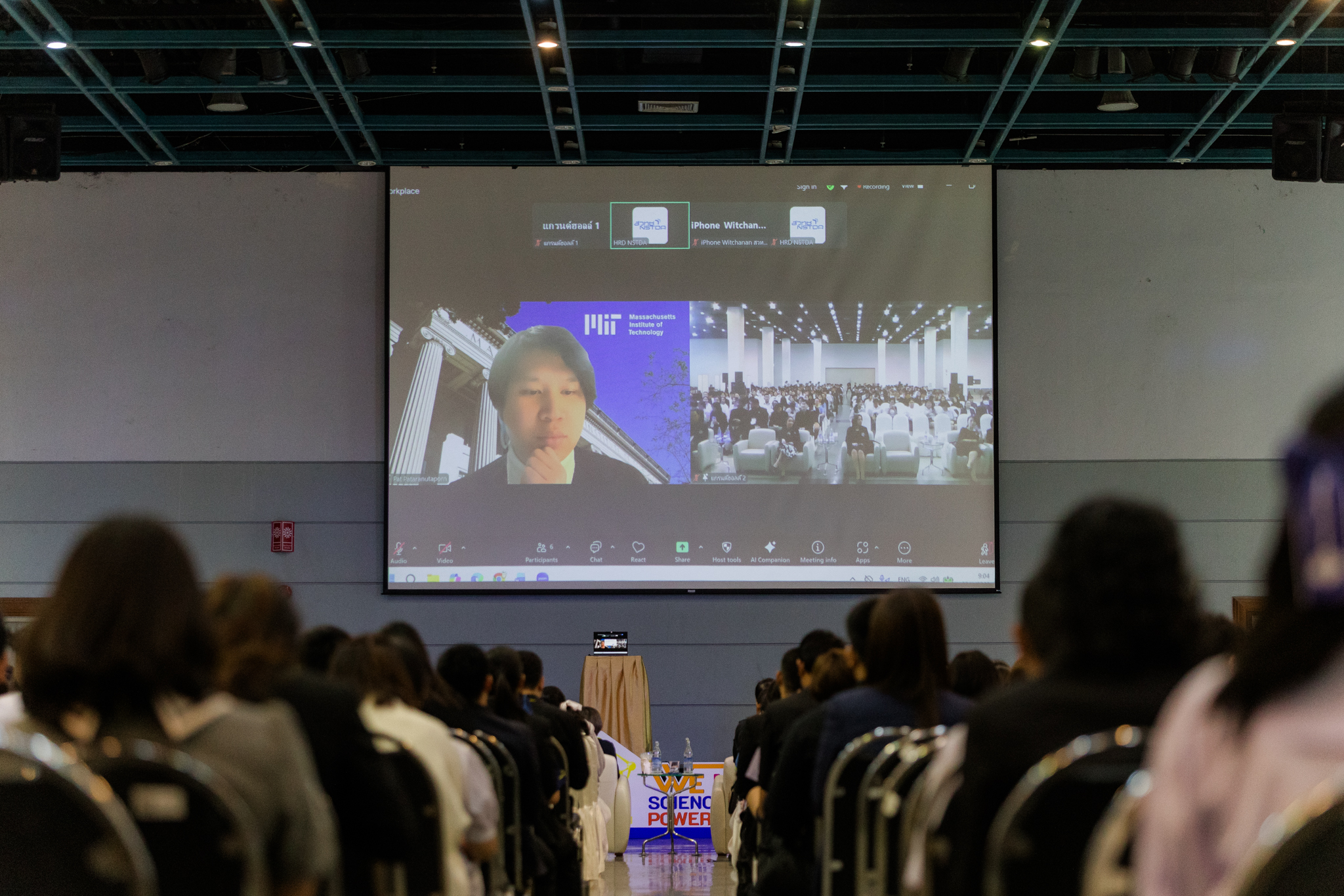 ภาพ ดร.พัทน์ ภัทรนุธาพร กล่าวผ่าน Video Conferance แก่ผู้ร่วมงาน