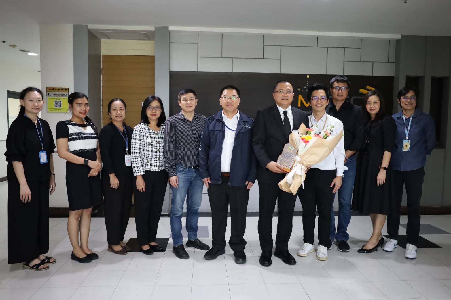 ภาพหมู่ผู้บริหาร