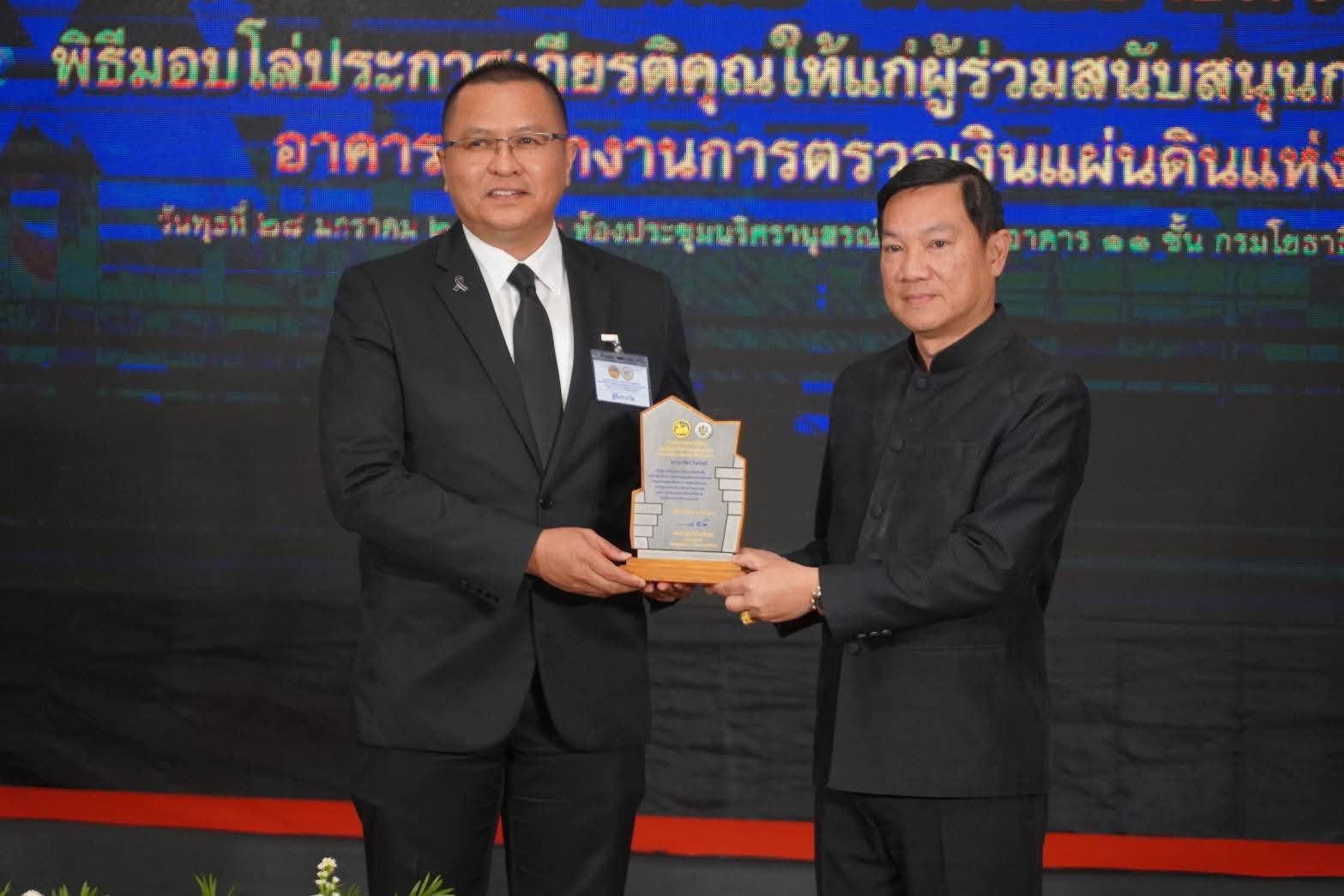 ภาพ ดร.เอกรัตน์ ไวยนิตย์ รองผู้อำนวยการ ศูนย์เทคโนโลยีโลหะและวัสดุแห่งชาติ (เอ็มเทค) รับรางวัล