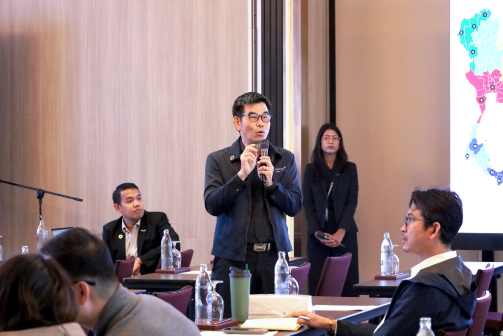 ภาพผู้ร่วมอบรม ใน หลักสูตร “Capability Building for Energy Transition (2026)” กำลังแสดงความคิดเห็น