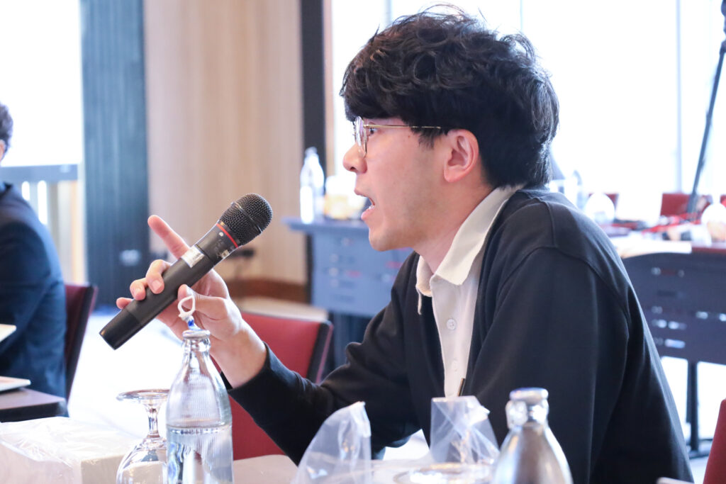 ภาพผู้ร่วมอบรม ใน หลักสูตร “Capability Building for Energy Transition (2026)” กำลังแสดงความคิดเห็น