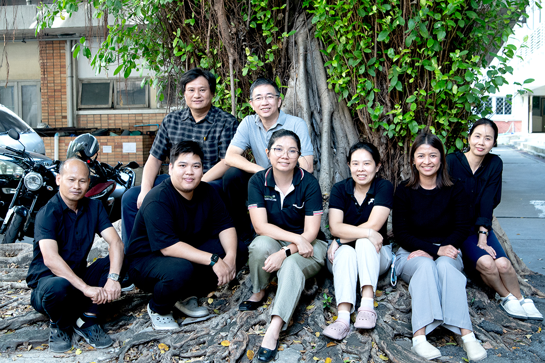 นักวิจัยทีมวิจัยเทคโนโลยีชีวภาพทางทะเล ไบโอเทค สวทช. ผู้พัฒนากระบวนการเพาะเลี้ยงกุ้งชฎาในระดับอุตสาหกรรม