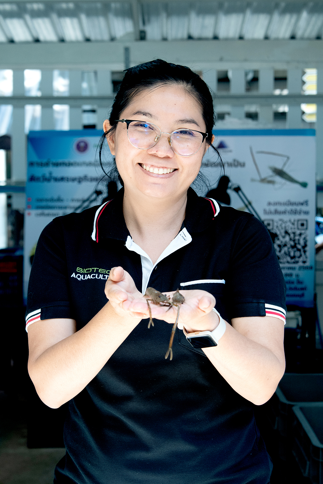 ดร.สิรินาถ เตชา นักวิจัยทีมวิจัยเทคโนโลยีชีวภาพทางทะเล ไบโอเทค สวทช. นักวิจัยผู้พัฒนากระบวนการเพาะเลี้ยงกุ้งชฎาในระดับอุตสาหกรรม