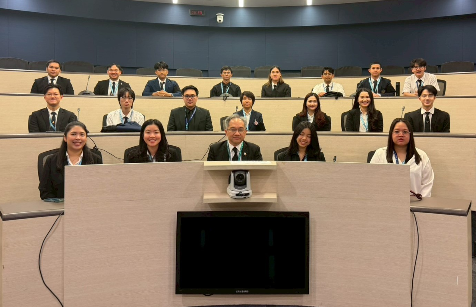 ภาพศาสตราจารย์ ดร.ชูกิจ ลิมปิจำนงค์ ผู้อำนวยการ สำนักงานพัฒนาวิทยาศาสตร์และเทคโนโลยีแห่งชาติ ถ่ายรูปร่วมกับผู้ร่วมงาน