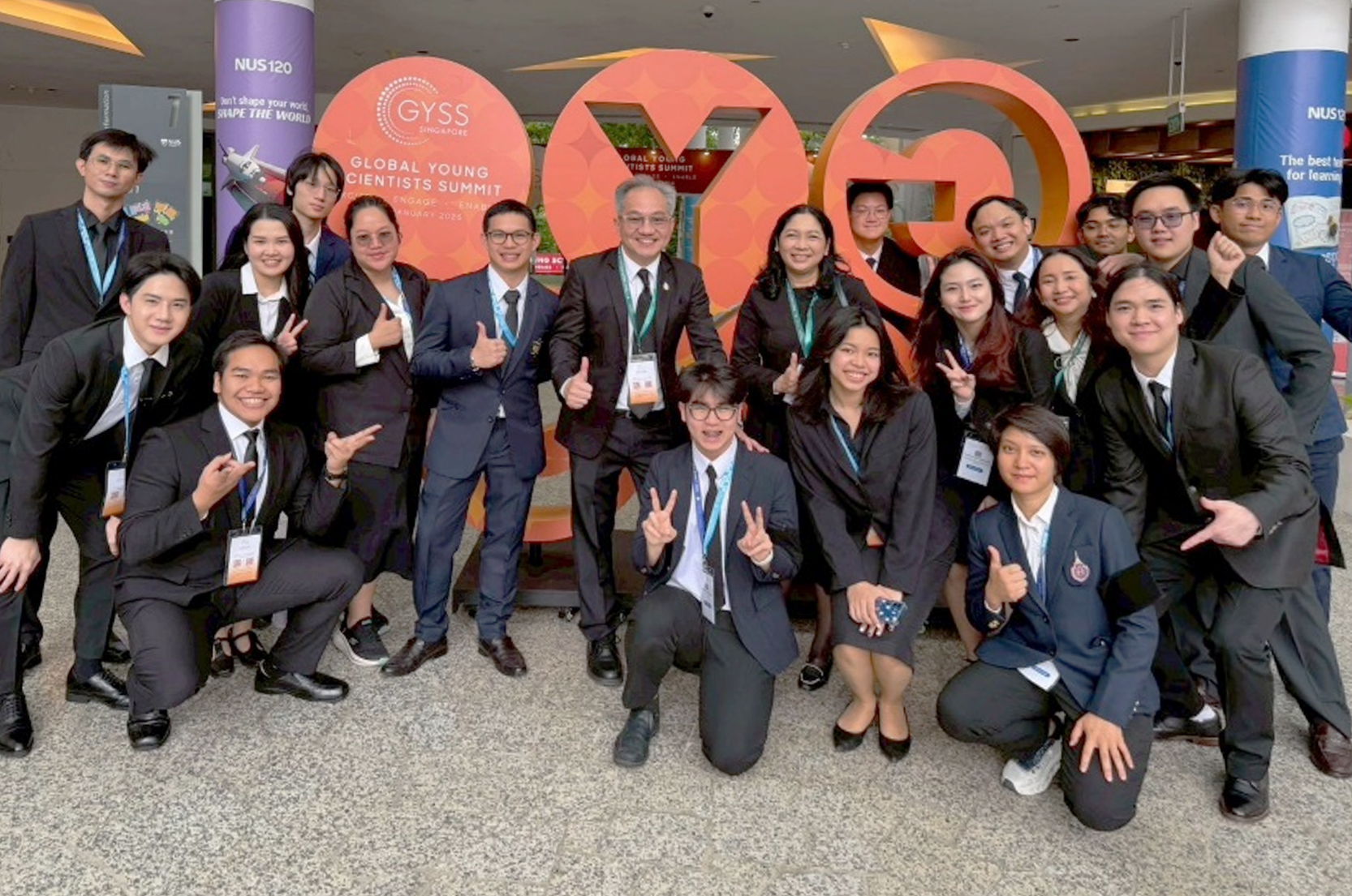 ภาพศาสตราจารย์ ดร.ชูกิจ ลิมปิจำนงค์ ผู้อำนวยการ สำนักงานพัฒนาวิทยาศาสตร์และเทคโนโลยีแห่งชาติ ถ่ายรูปร่วมกับผู้ร่วมงาน