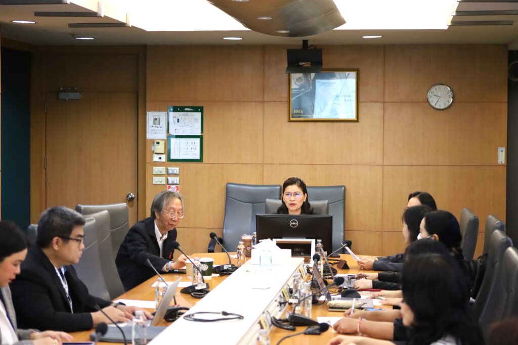 ภาพบรรยากาศ ภาพคณะ มจธ. กำลังหารือ กับ ผู้บริหารไบโอเทค