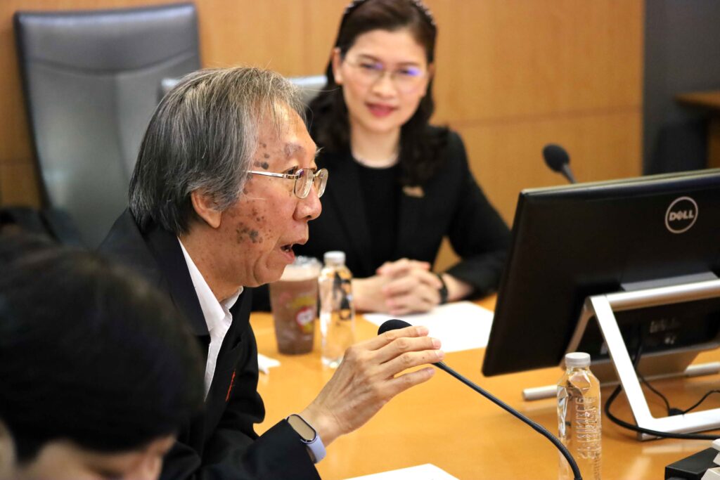 ภาพรองศาสตราจารย์ ดร.สุวิทย์ กำลังหารือ กับ ผู้บริหารไบโอเทค