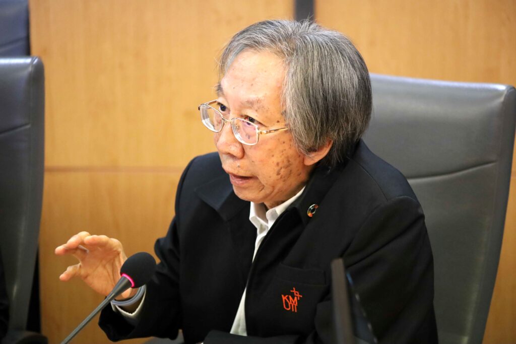 ภาพรองศาสตราจารย์ ดร.สุวิทย์ กำลังหารือ กับ ผู้บริหารไบโอเทค