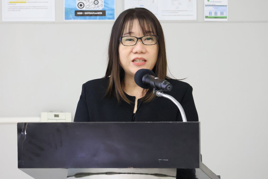 ดร.ลิลี่ เอื้อวิไลจิตร ผู้ช่วยผู้อำนวยการ ศูนย์เทคโนโลยีพลังงานแห่งชาติ (ENTEC) สวทช. กล่าวเปิดงานฝึกอบรม Energy Resilience Assessment ณ อุทยานวิทยาศาสตร์ประเทศไทย