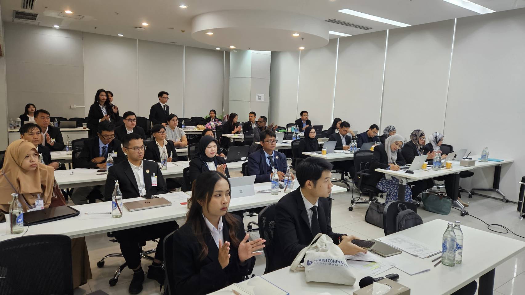 ภาพ: กลุ่มผู้เข้าร่วมอบรมจากประเทศสมาชิกอาเซียนร่วมปรบมือและทำกิจกรรมแลกเปลี่ยนเรียนรู้ ณ อาคาร INC2 อุทยานวิทยาศาสตร์ประเทศไทย