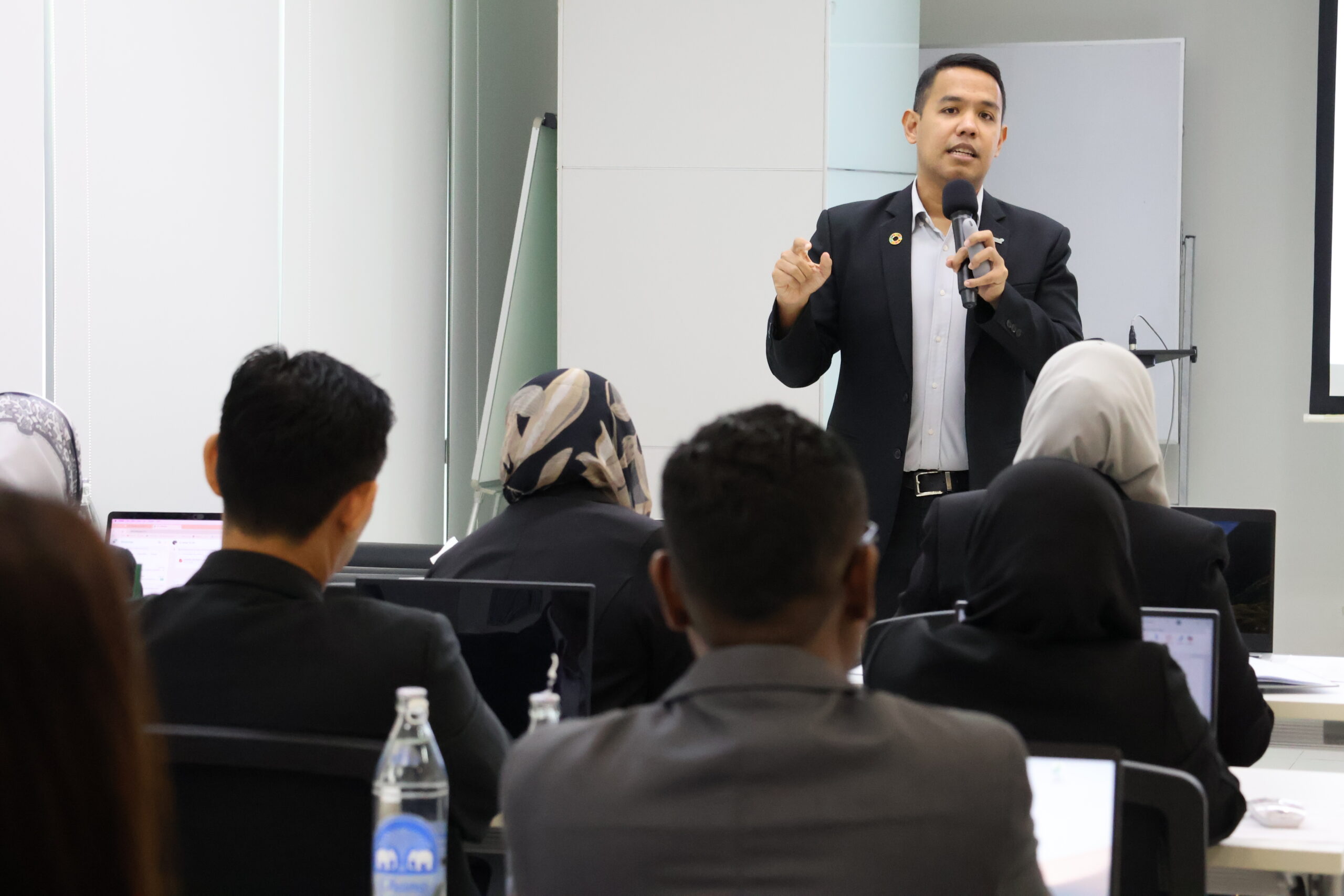 ภาพ: นักวิจัยจาก ENTEC สวทช. บรรยายให้ความรู้เรื่อง Energy Resilience Assessment แก่ผู้เข้าร่วมอบรมจากประเทศสมาชิกอาเซียน