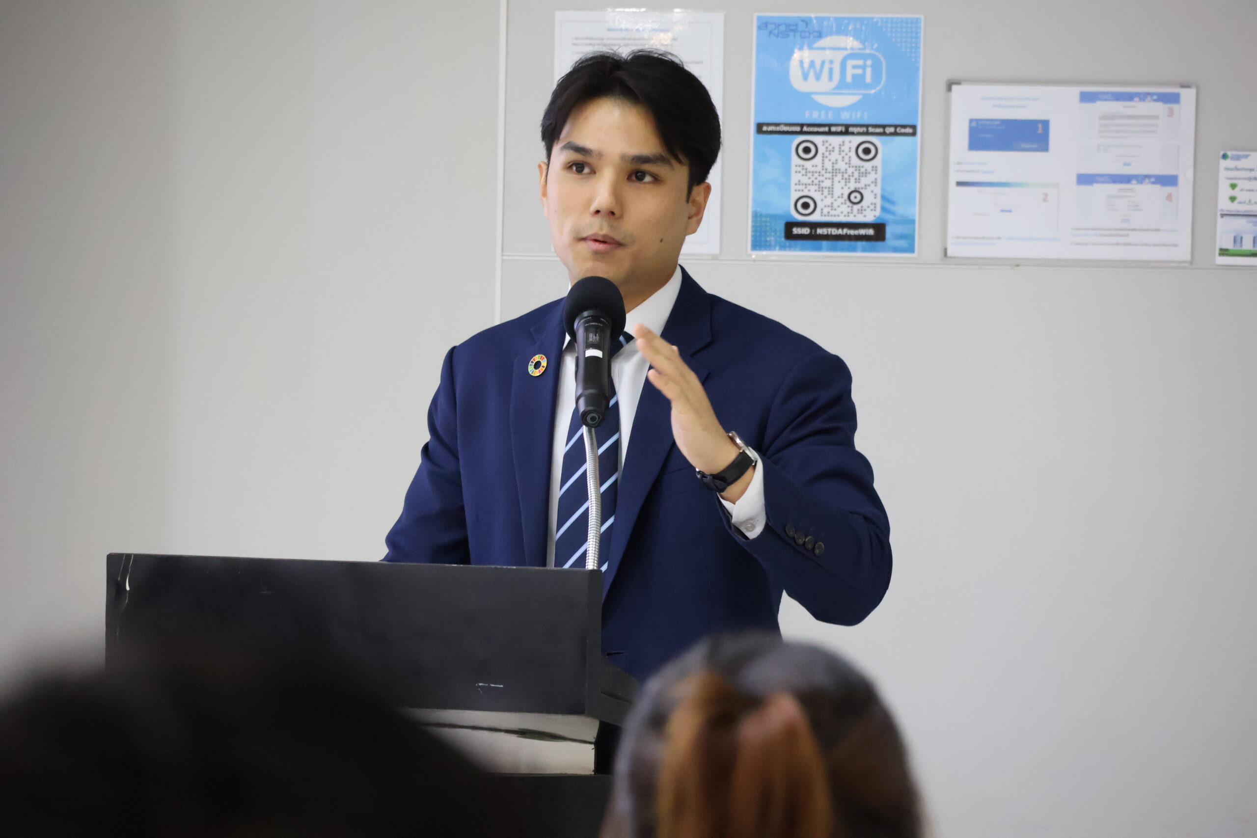 ภาพ: วิทยากรและคณะทำงานร่วมกล่าวต้อนรับและชี้แจงรายละเอียดการฝึกอบรมเชิงปฏิบัติการด้าน Energy Resilience