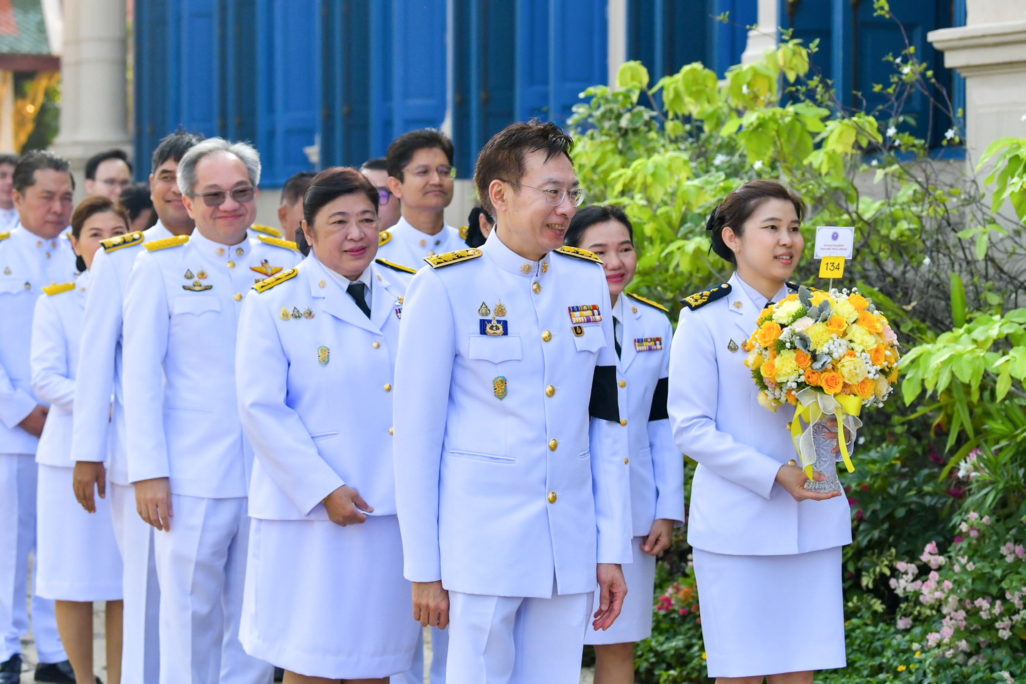 ภาพ คณะผู้บริหาร กระทรวง อว. สวทช. และบุคลากร สวทช. ได้เข้าร่วมถวายแจกันดอกไม้ และลงนามถวายพระพรชัยมงคลพระบาทสมเด็จพระเจ้าอยู่หัว