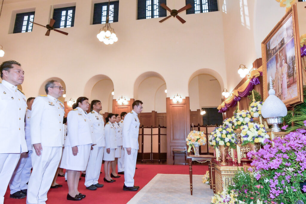 ภาพ คณะผู้บริหาร กระทรวง อว. สวทช. และบุคลากร สวทช. ได้เข้าร่วมถวายแจกันดอกไม้ และลงนามถวายพระพรชัยมงคลพระบาทสมเด็จพระเจ้าอยู่หัว