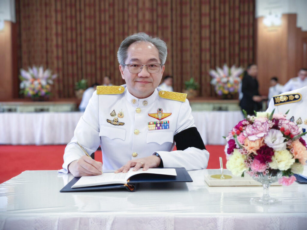 ภาพ ศาสตราจารย์ ดร.ชูกิจ ร่วมลงนามถวายพระพรชัยมงคลพระบาทสมเด็จพระเจ้าอยู่หัว