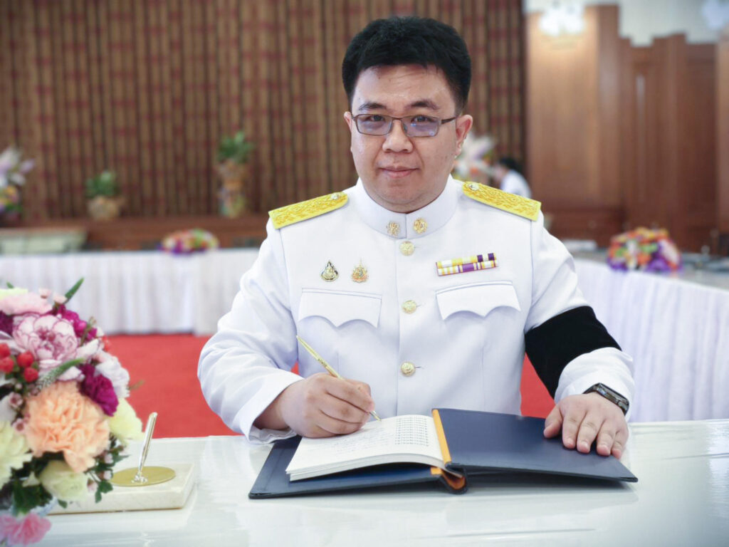 ภาพ ดร.ปรีชา ร่วมลงนามถวายพระพรชัยมงคลพระบาทสมเด็จพระเจ้าอยู่หัว