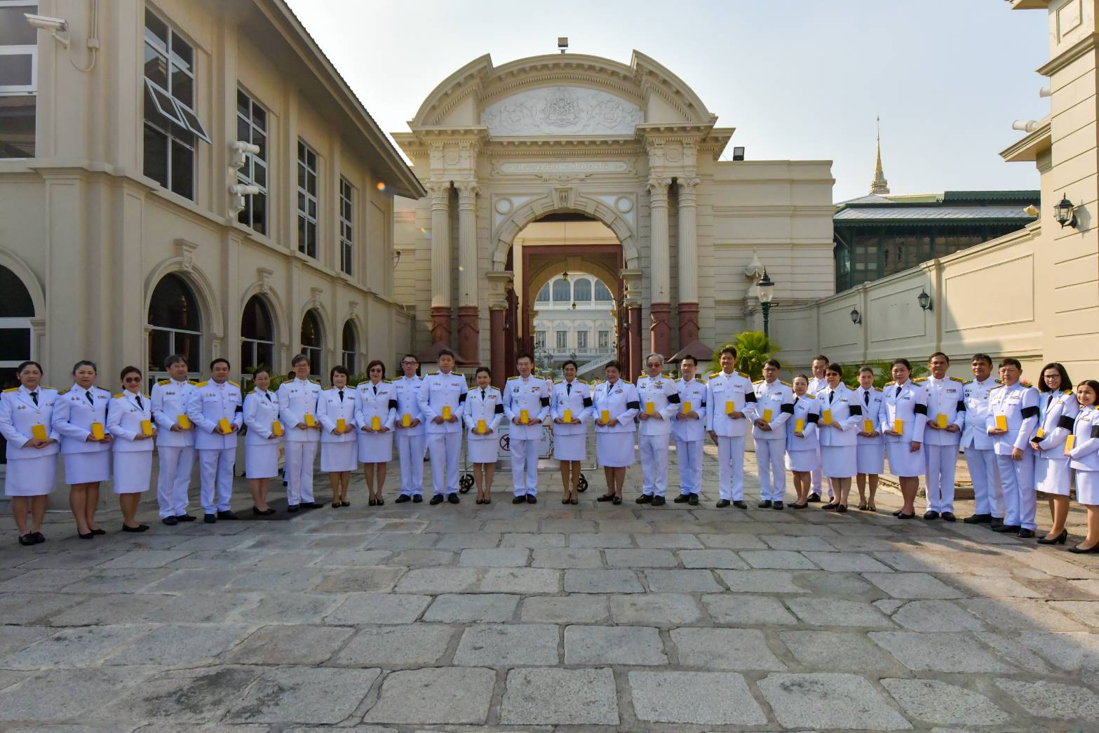 ภาพ คณะผู้บริหาร กระทรวง อว. สวทช. และบุคลากร สวทช. ได้เข้าร่วมถวายแจกันดอกไม้ และลงนามถวายพระพรชัยมงคลพระบาทสมเด็จพระเจ้าอยู่หัว