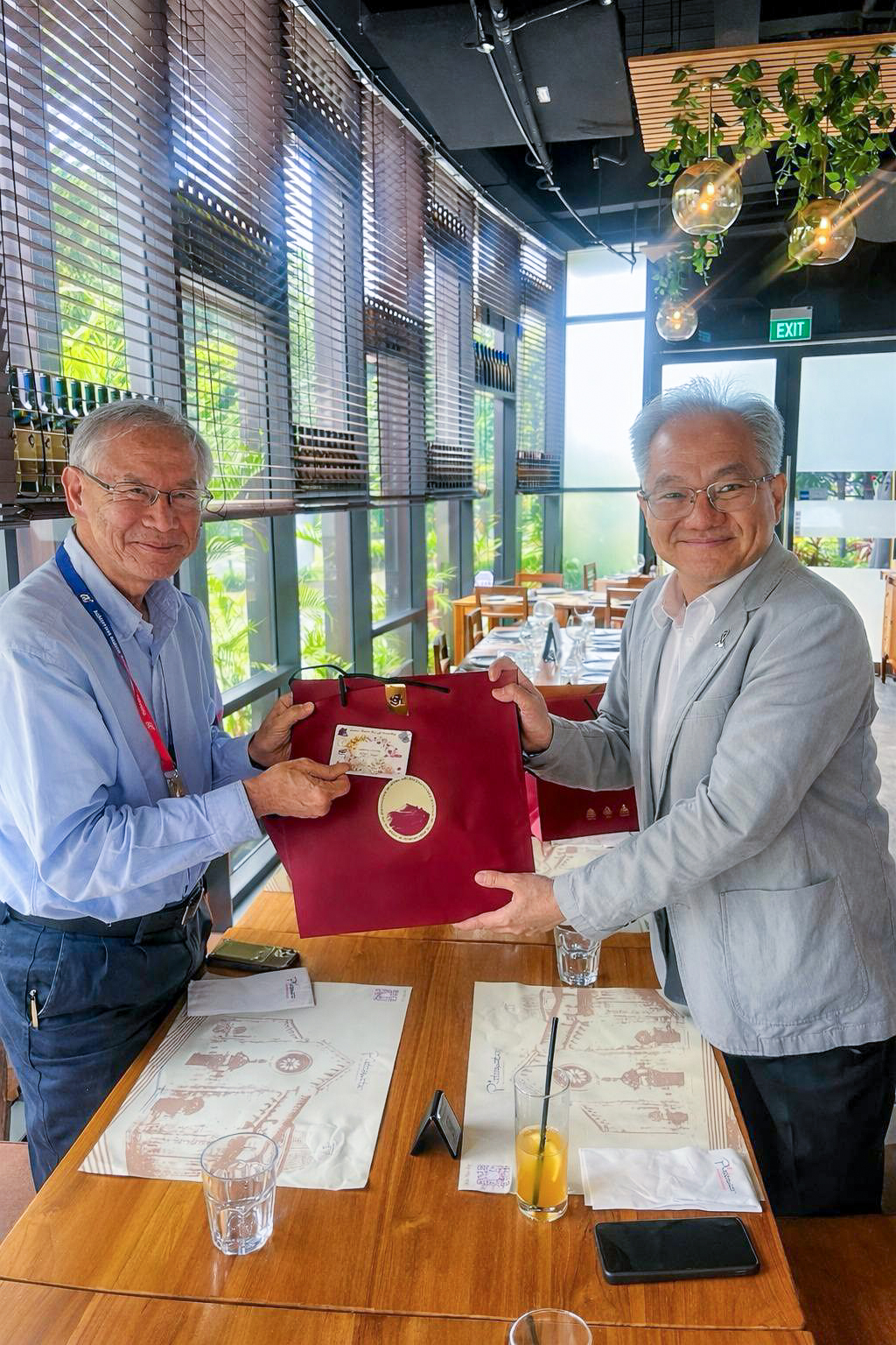 ภาพ: ศ.ดร.ชูกิจ ลิมปิจำนงค์ มอบของที่ระลึกแก่ ศ.ดร.แอนดี้ ฮอร์ เพื่อแสดงความร่วมมือระหว่าง สวทช. และ A*STAR