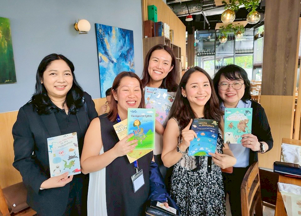 ภาพคณะผู้แทนจาก สวทช. และ A*STAR ร่วมแลกเปลี่ยนความคิดเห็นเกี่ยวกับการพัฒนากำลังคนด้านวิทยาศาสตร์ เทคโนโลยี และปัญญาประดิษฐ์ 