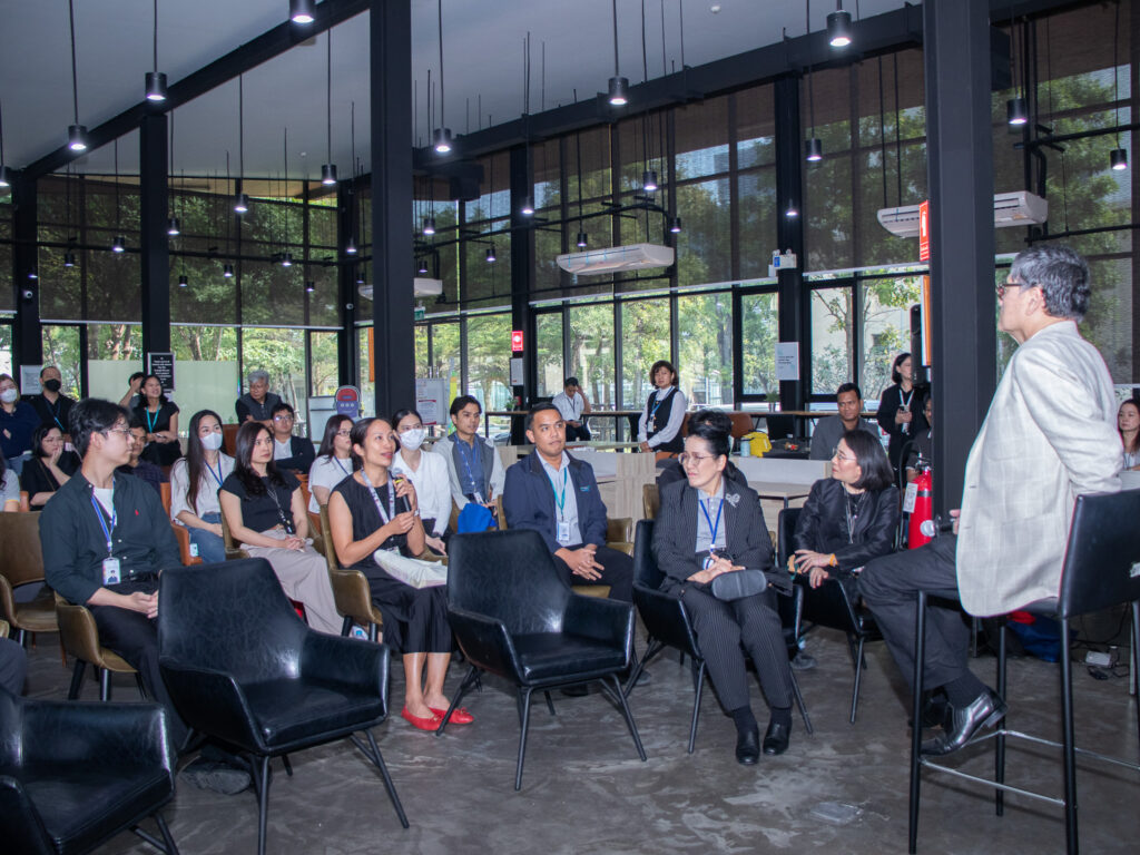 ภาพบรรยากาศ นักวิจัย สอบถาม ดร.เอนก ในกิจกรรมสร้างแรงบันดาลใจนักวิจัยรุ่นใหม่ ของ สวทช.