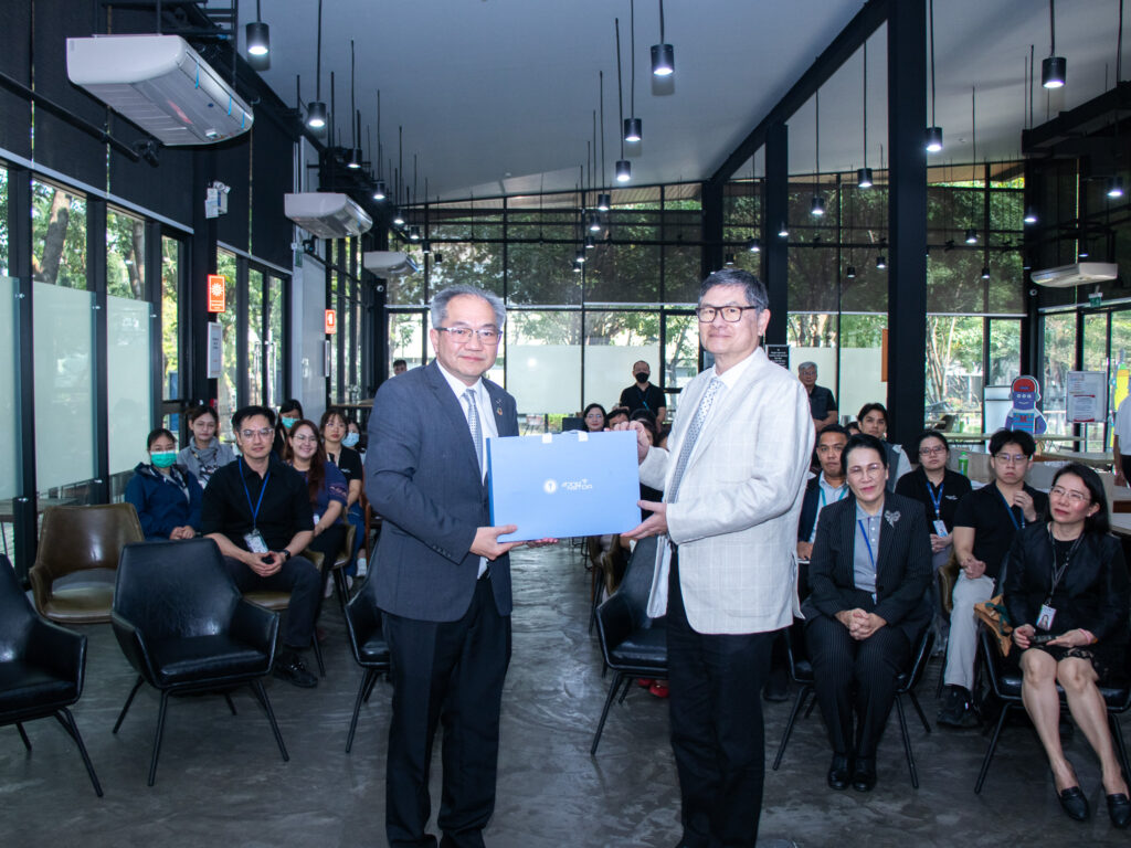 ภาพ  ศาสตราจารย์ ดร.ชูกิจ  มอบของที่ระลึกแก่  ดร.เอนก