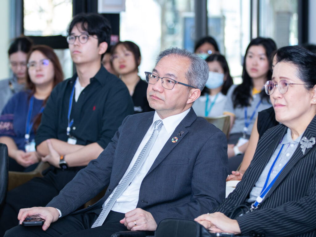 ภาพบรรยากาศ ผู้บริหาร สวทช. นั่งรับฟัง ในกิจกรรมสร้างแรงบันดาลใจนักวิจัยรุ่นใหม่ 