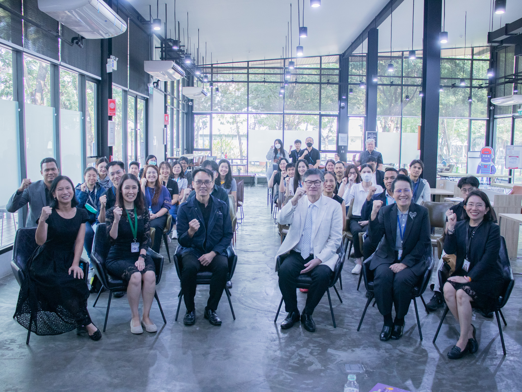 ภาพบรรยากาศ ศ. พิเศษ ดร.เอนก และผู้บริหาร สวทช. ในกิจกรรมสร้างแรงบันดาลใจนักวิจัยรุ่นใหม่ ของ สวทช.